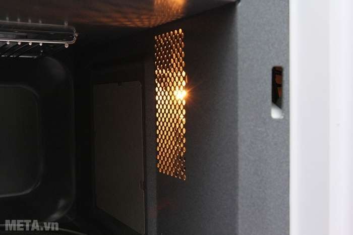 Lò vi sóng nướng điện tử Sharp có nướng R-678VN(W) có đèn sáng khi sử dụng.