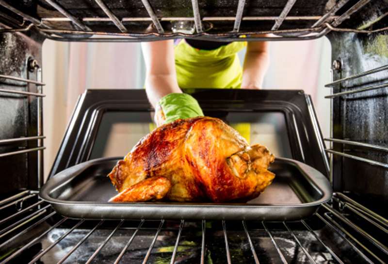 Với dung tích 44 lít và công suất ở chế độ nướng 1700W bạn có thể nướng gà, vịt nguyên con