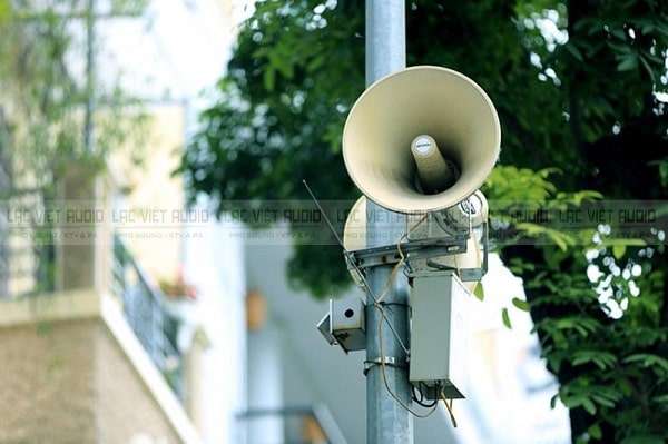 Loa phát thanh xã phường thường được treo trên cột điện cao