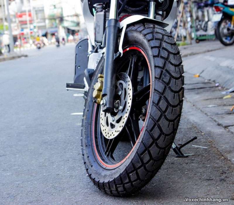 Lốp xe máy bơm bao nhiêu cân là đủ?