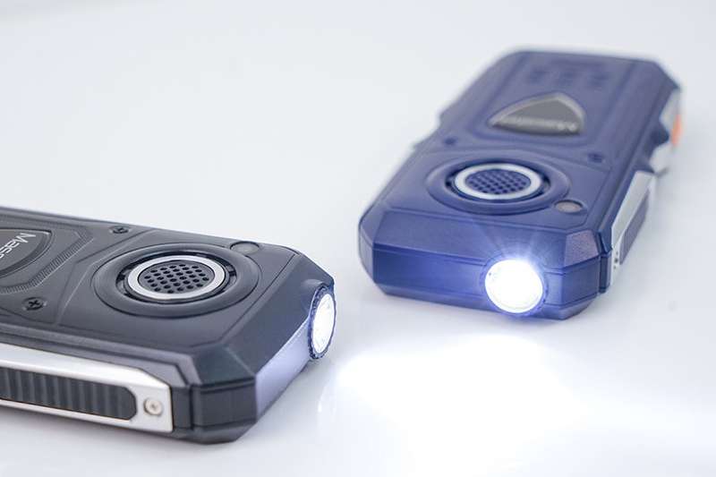 Masstel Play 50 | Tích hợp camera sau và đèn pin siêu sáng