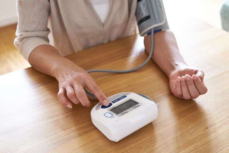 Hướng dẫn sử dụng máy đo huyết áp tại nhà