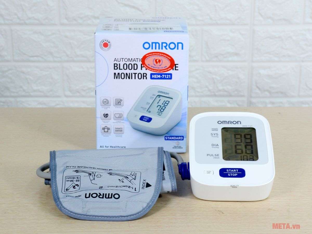 Bộ sản phẩm máy đo huyết áp bắp tay tự động Omron HEM-7121