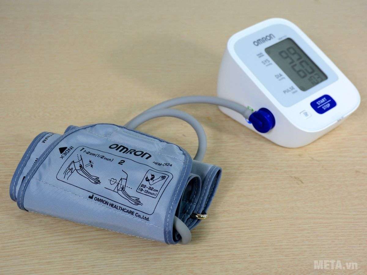 Máy đo huyết áp bắp tay tự động Omron HEM-7121 sử dụng 1 nút bấm duy nhất.