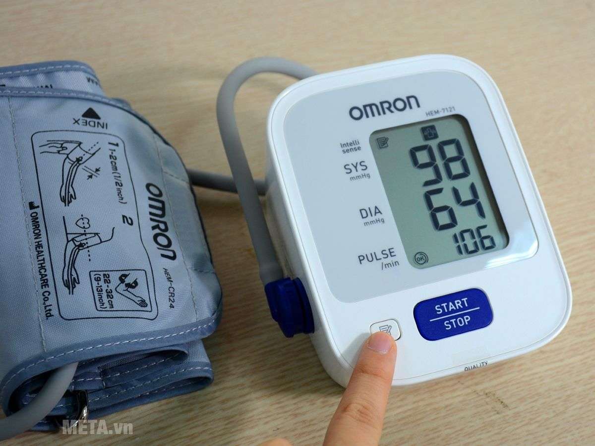  Máy đo huyết áp bắp tay tự động Omron HEM-7121 lưu trữ 30 kết quả đo