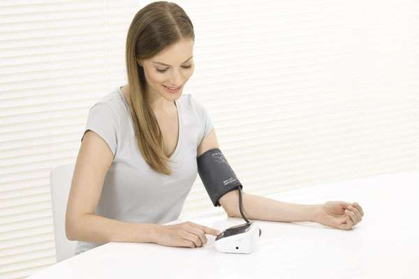 Máy đo huyết áp bắp tay Omron cho kết quả chính xác, là món quà tuyệt vời dành cho bố mẹ đấy!