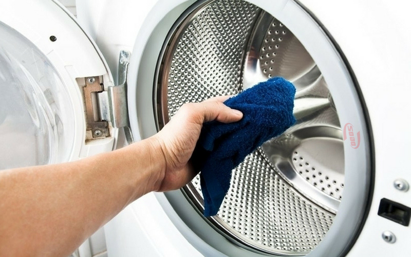 máy giặt giặt quần áo không sạch