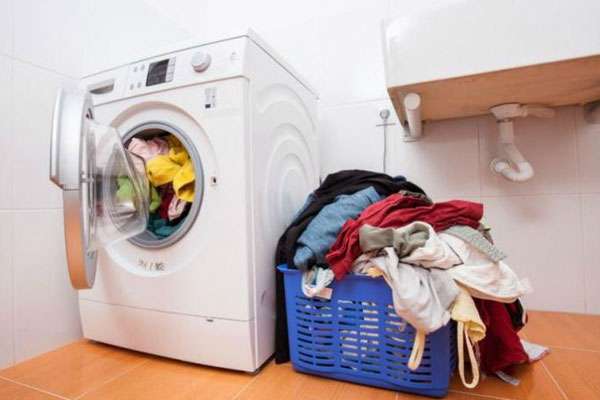 Nhồi nhét quần áo vào máy giặt chỉ mang lại ảnh hưởng xấu cho thiết bị mà thôi
