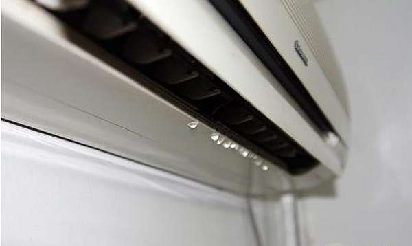 Khi thấy máy lạnh chảy rỉ nước, bạn nên xử lý ngay