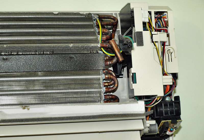 Cảm biến nhiệt độ bị hư có thể là một nguyên nhân khiến máy lạnh ngừng hoạt động