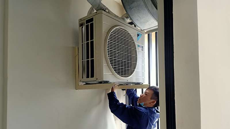 Cục nóng máy lạnh thường được đặt ở những nơi có bóng râm và được vệ sinh thường xuyên