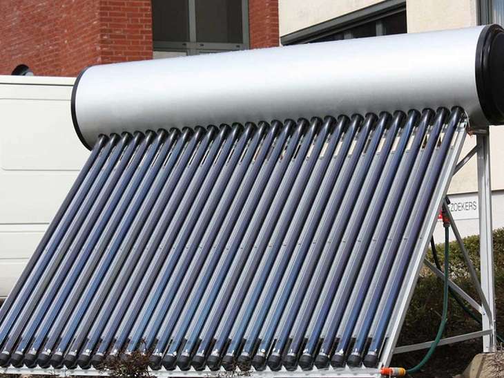 Máy nước nóng năng lượng mặt trời là gì? Có nên mua không?