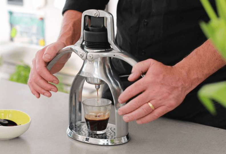 Máy pha cafe cầm tay mini có tính năng đơn giản