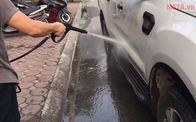 Máy rửa xe Lutian 2.2KW LT-590 - Máy rửa xe cao áp tự hút được nước