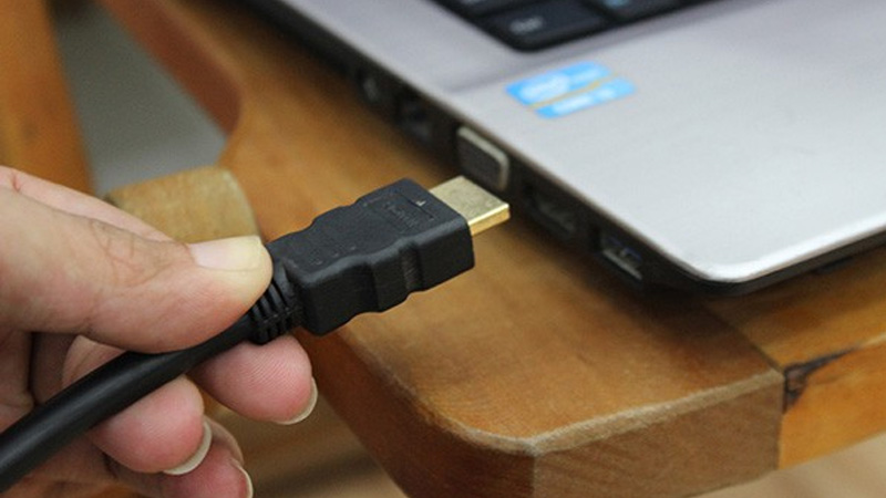 Dùng dây cáp HDMI và cắm một đầu vào lỗ HDMI của laptop