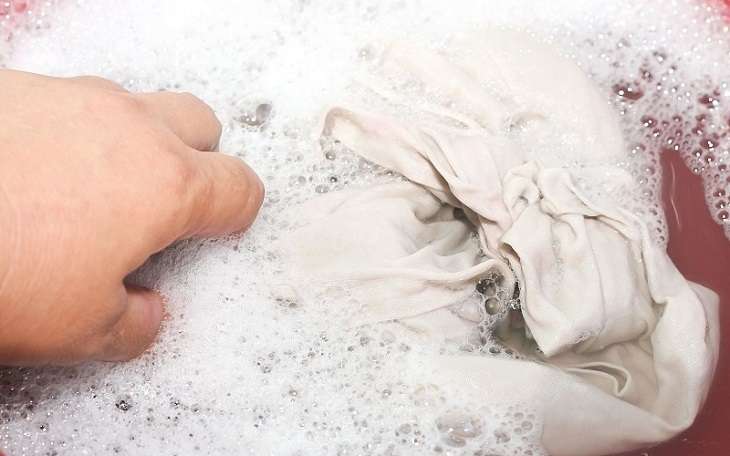 Ngâm chăn gối trước khi giặt sẽ giúp loại bỏ vi khuẩn và chỗ bị ố vàng 