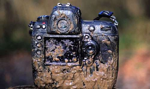 Một chiếc máy ảnh dính đầy bùn đất. Ảnh: Pixelistes.