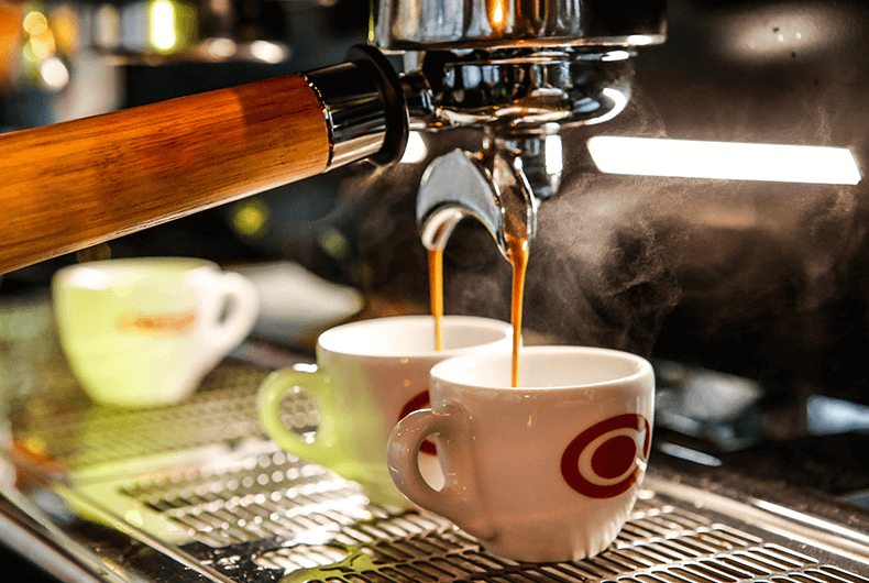 Máy pha cà phê nào giúp tiết kiệm và tiện lợi hơn cho quán nhỏ