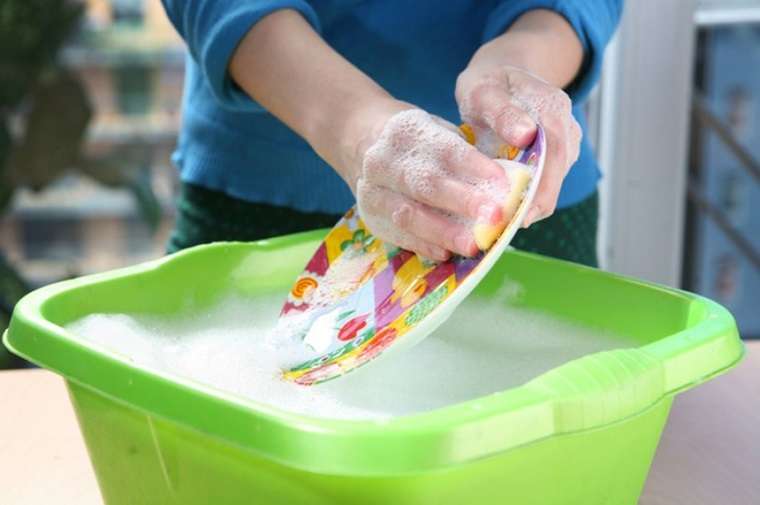 Dùng bột giặt rửa chén