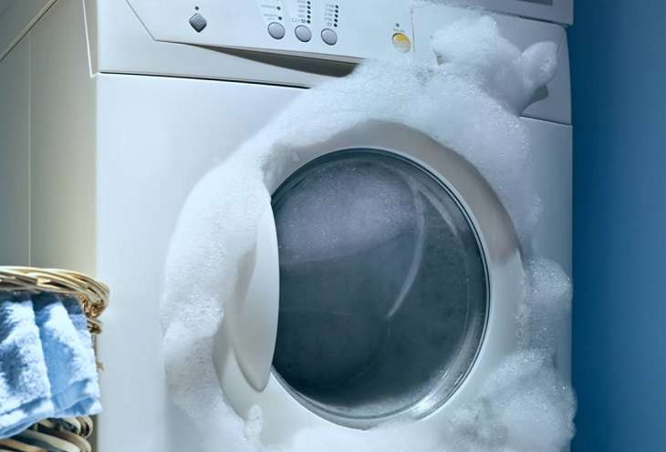 Sử dụng sai loại bột giặt gây trào bọt