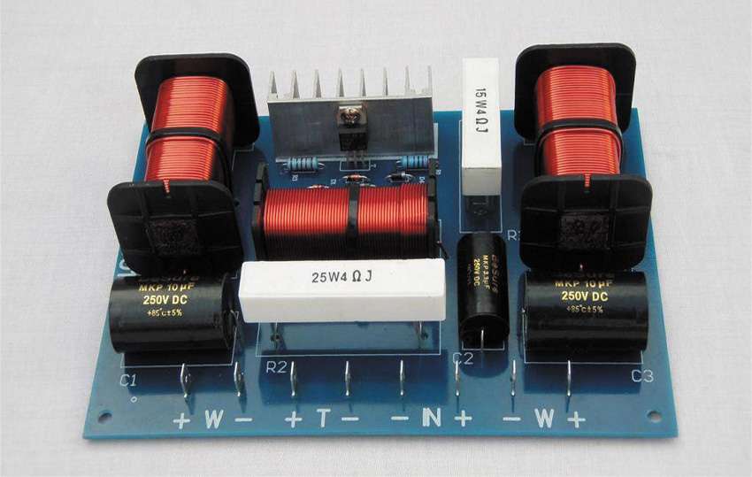 Một bảng mạch điện tử gồm có điện trở, tụ điện và cuộn cảm là phân tần loa