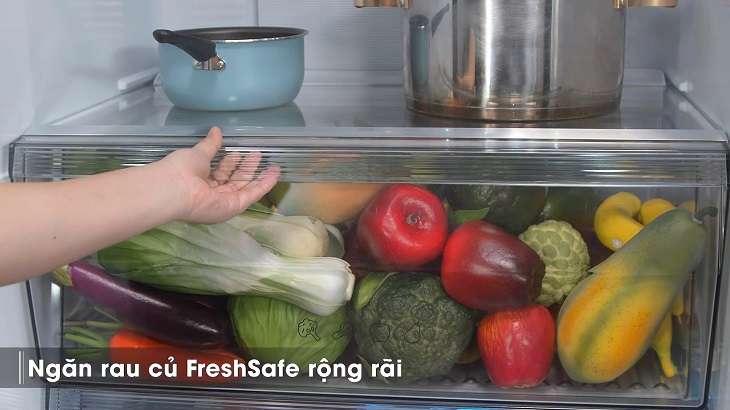 Ngăn rau củ quả FreshSafe nằm ở vị trí ngang tầm với người tiêu dùng Việt