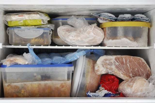 Thực phẩm trong ngăn đông tủ lạnh bị đông cứng lại dính liền với nhau