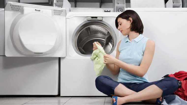 Kiểm tra quần áo sau khi giặt, đảm bảo quần áo giặt sạch
