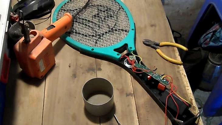 Không tự ý sửa vợt bắt muỗi tại nhà