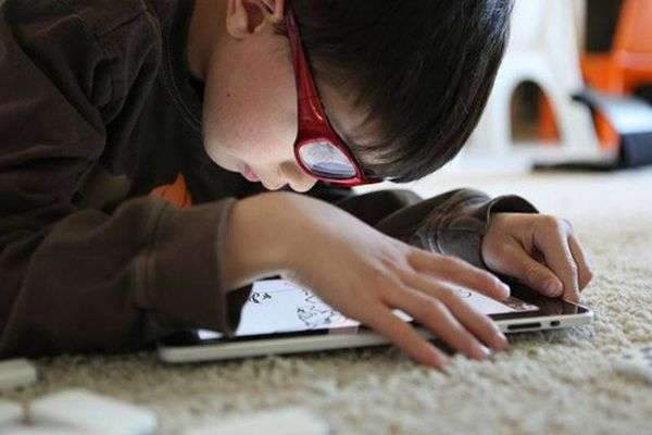 Trẻ xem thiết bị điện tử bao lâu ảnh hưởng đến mắt? - Ảnh 4.