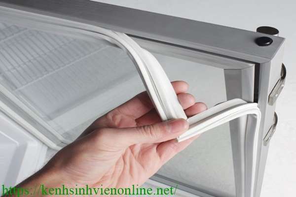 tiết kiệm điện cho tủ lạnh bằng cách vệ sinh viền đếm cửa