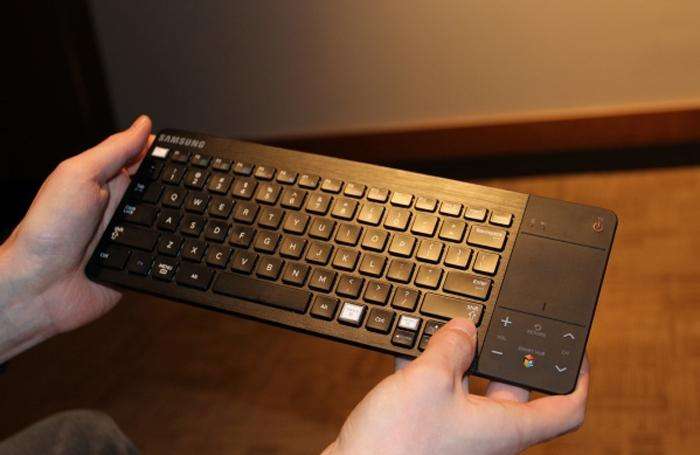 Bàn phím không dây Samsung cho phép nhập văn bản và điều chỉnh như remote tivi