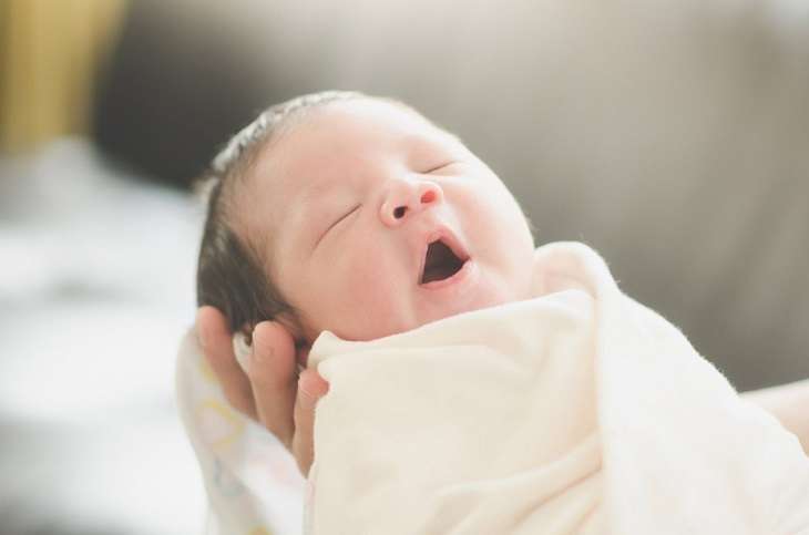 Trẻ sơ sinh nằm điều hòa có tốt không? Cách sử dùng điều hòa cho trẻ