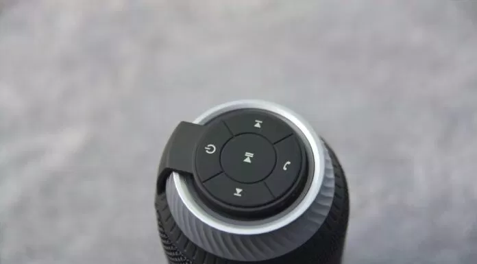 Nút xoay volumn được thiết kế màu xám độc đáo