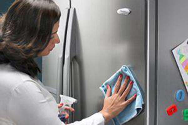 Hướng dẫn vệ sinh tủ lạnh sharp đúng cách tại nhà