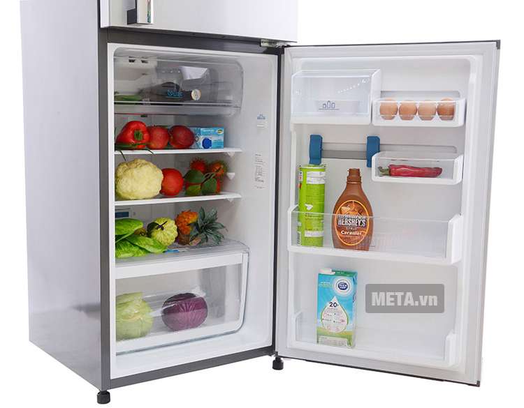 Tủ lạnh 210 lít Electrolux ETB2100PE-RVN có ngăn đựng bằng kính chịu lực.