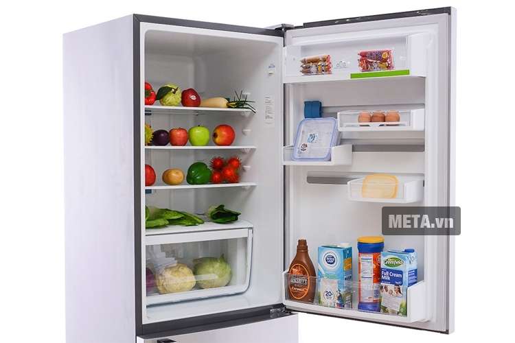 Tủ lạnh 320 lít Electrolux EBE3200SA-RVN giúp bảo quản rau củ luôn tươi ngon.