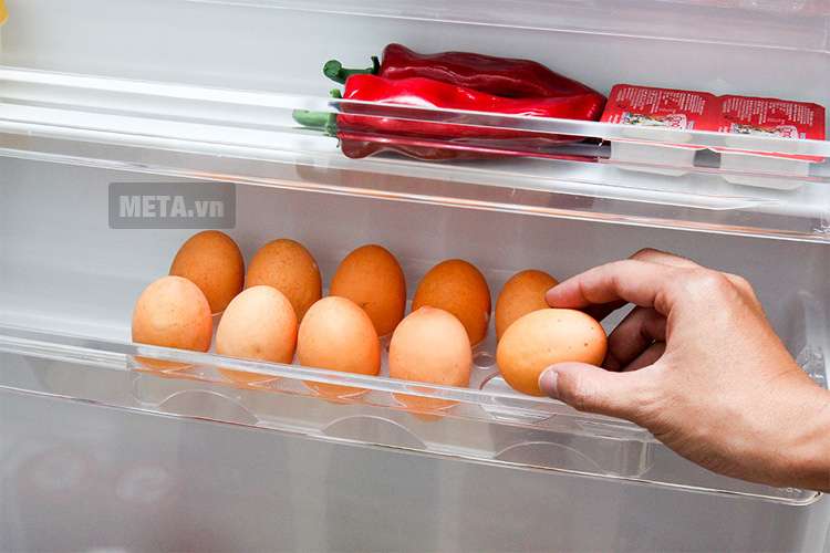 Tủ lạnh 510 lít Electrolux ETM5107SD-RVN với thiết kế khay đựng trứng.