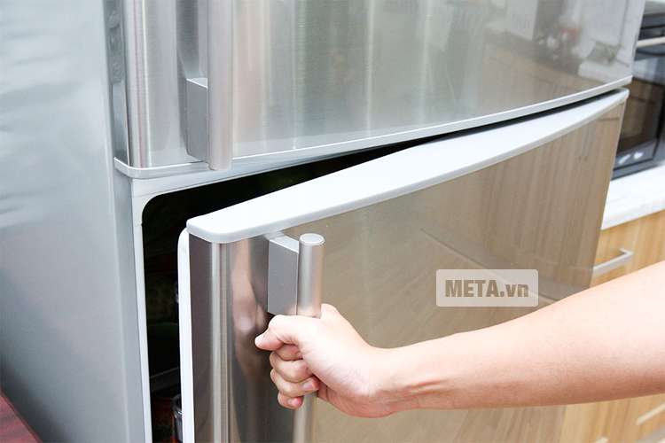 Tủ lạnh Electrolux ETM5107PE-RVN với tay cầm được mạ inox sáng bóng.