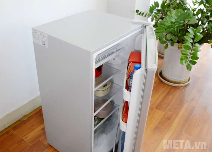  Tủ lạnh mini Midea HS-122SN được thiết kế các ngăn kệ hợp lý
