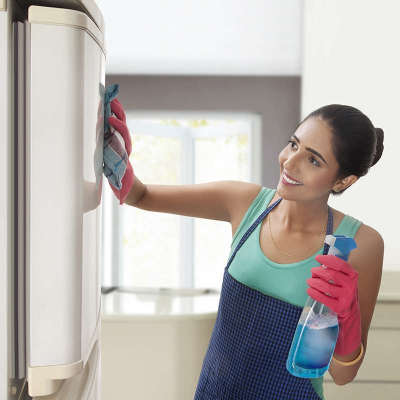 Vệ sinh tủ lạnh thường xuyên sẽ giúp hạn chế tình trạng tủ lạnh bị nóng hiệu quả