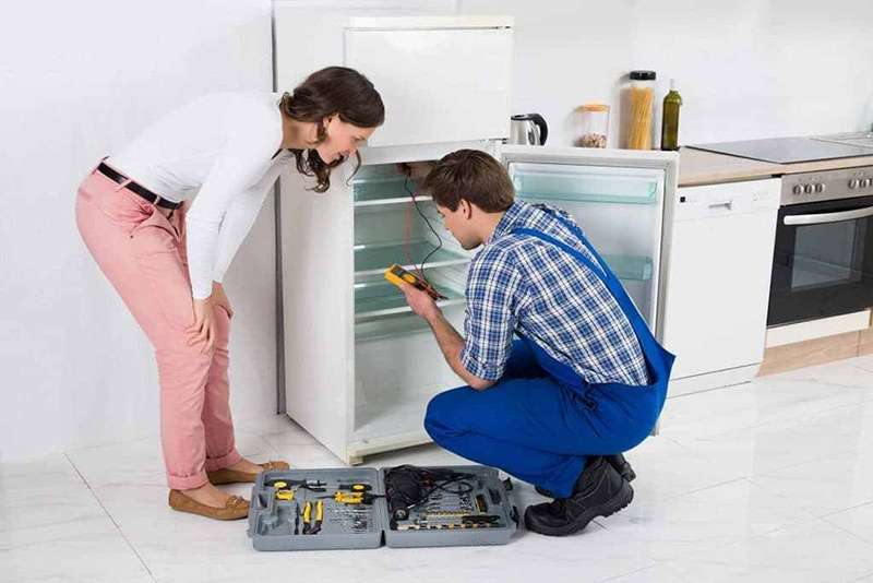 Nếu gặp tình trạng tủ lạnh bị nóng nhiều và thường xuyên bạn nên nhờ đến thợ chuyên nghiệp