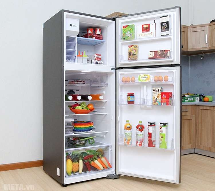 Tủ lạnh Samsung 380 lít RT38K5982SL/SV có nhiều khay đựng.