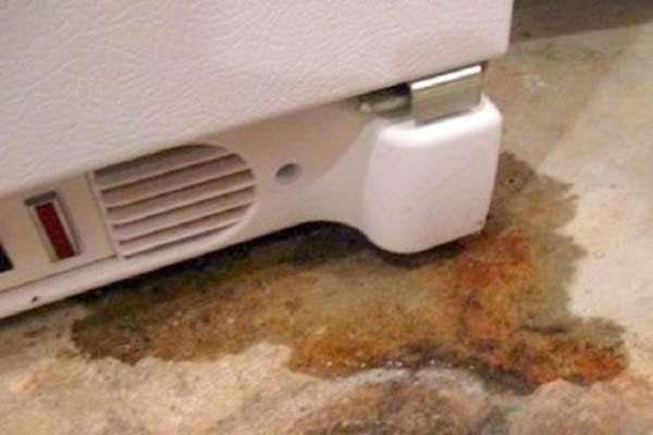 Nước chảy lênh láng từ tủ lạnh Sharp có thể sẽ làm ảnh hưởng đến các thiết bị xung quanh