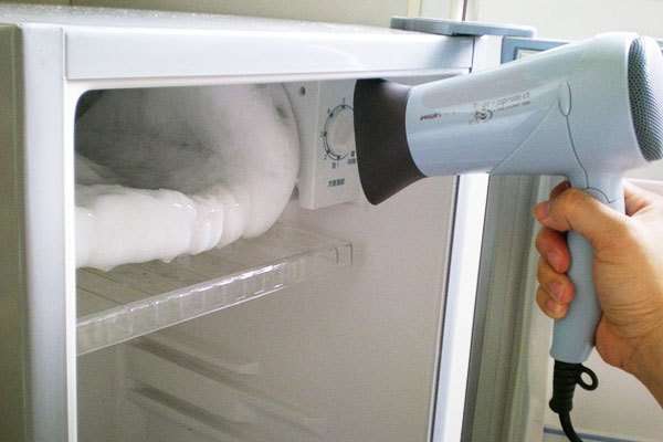 Ngoài nước nóng, bạn cũng có thể sử dụng máy sấy để làm tan tuyết tủ lạnh