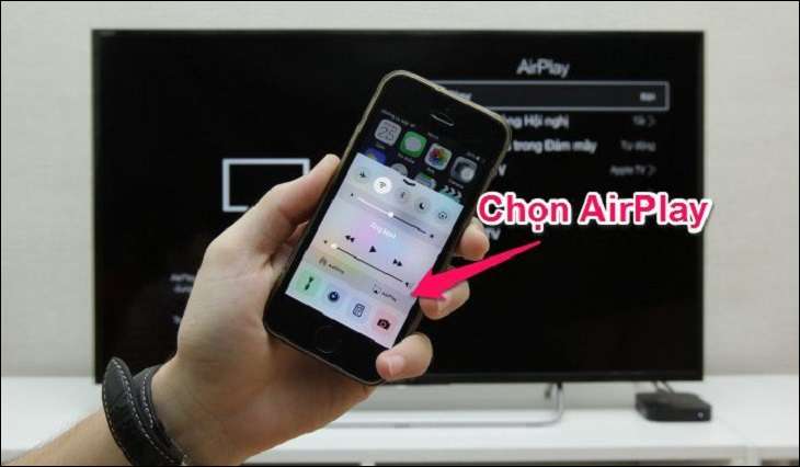 Vuốt màn hình iPhone để chọn chức năng AirPlay để thực hiện việc kết nối.