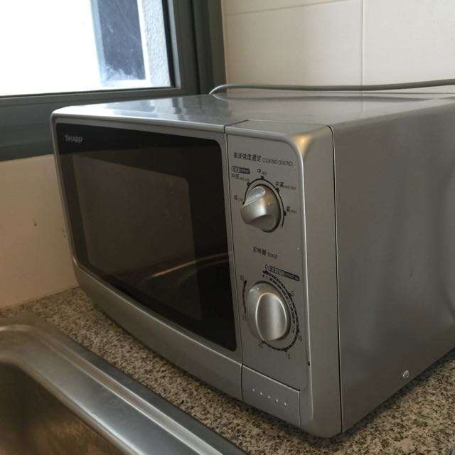 Used Sharp Microwave Oven R-218L - đồ cũ hoàng quỳnh - docuhaiphong