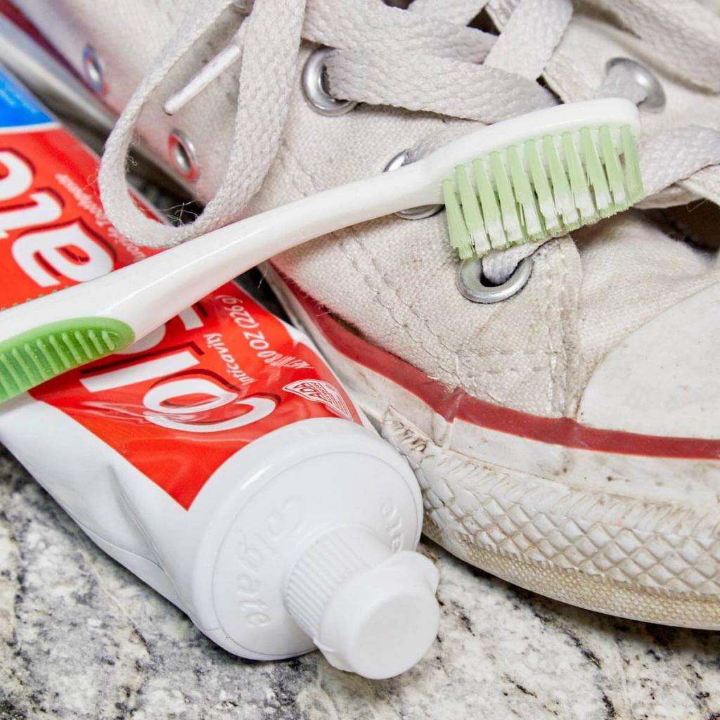 vệ sinh giày bằng kem đánh răng