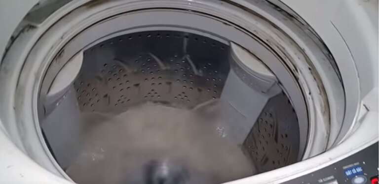Cách vệ sinh máy giặt Toshiba cửa trên đơn giản tại nhà