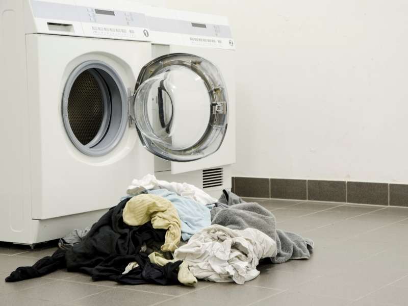 Không nên để quần áo lộn xộn vào trong máy giặt